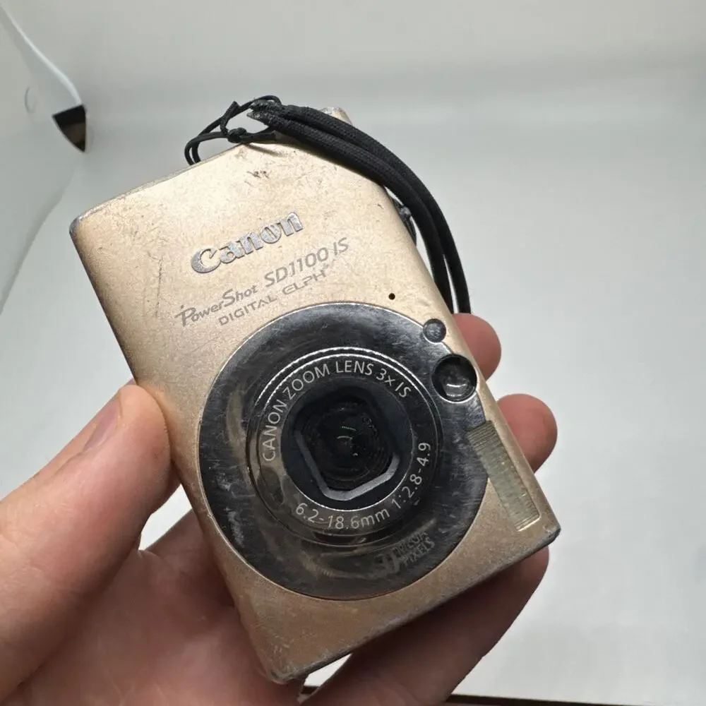 Canon PowerShot SD1100 IS 8.0MP Digital Point-And-Shoot Camera Screen Defect